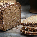 Speltbrood met pindakaas en appel 2 brood e1688763346189